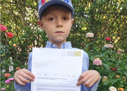 Paul (6) mit dem Brief der Bausparkasse. Wegen des Geldwäschegesetzes sollte sich der kleine Wiener ausweisen.