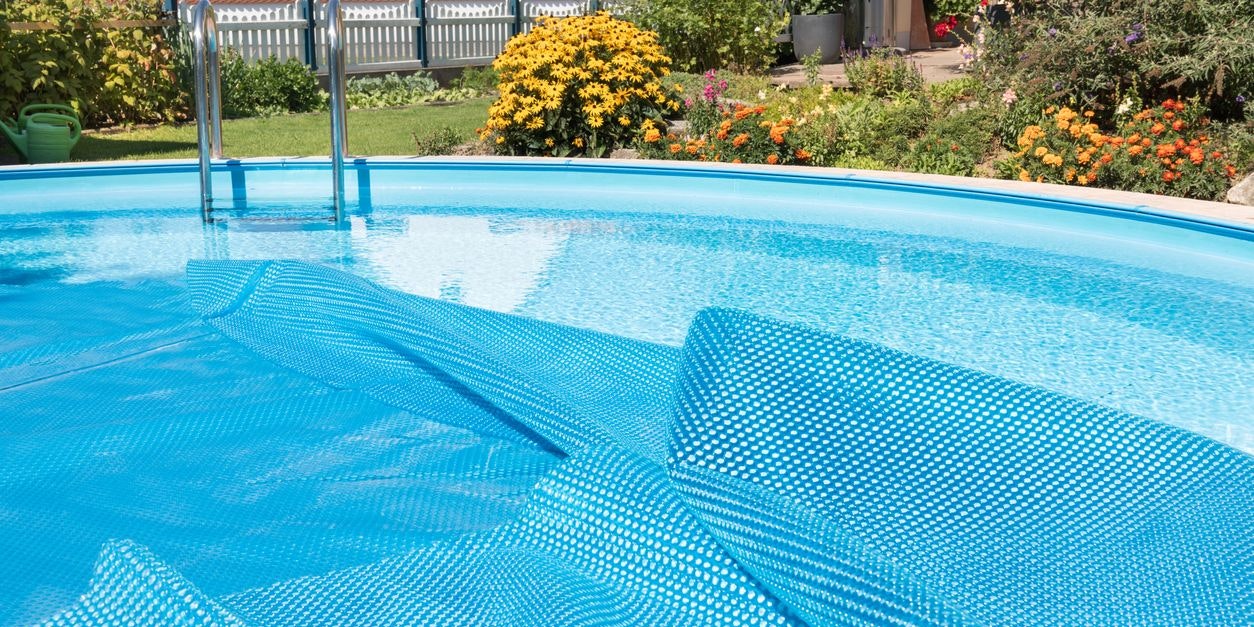 Trotz Sprossengitter schaffte das Kleinkind es, auf das Pool zu klettern (Symbolbild)