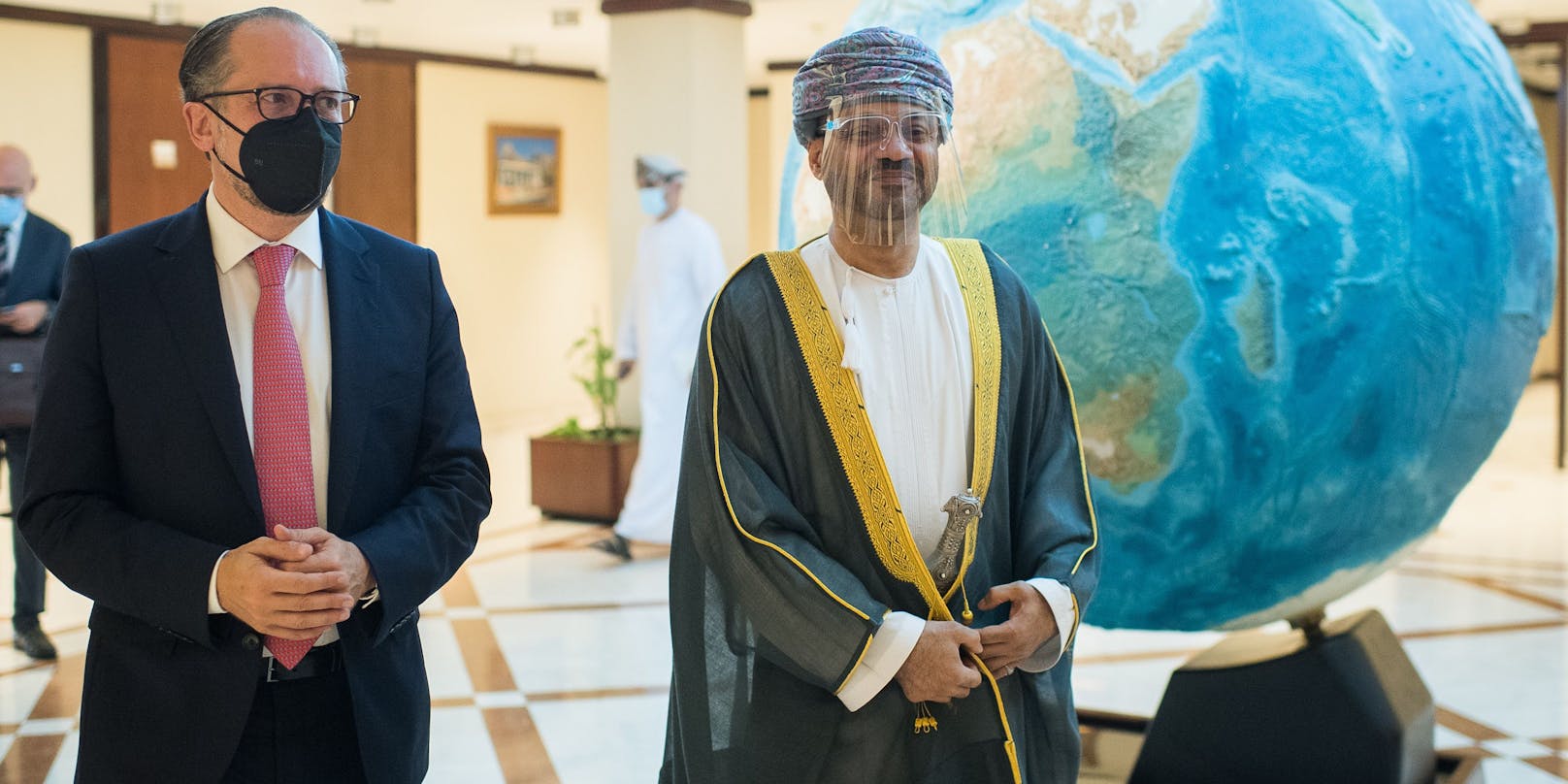 Schallenberg mit Omans Außenminister Al Busaidi.