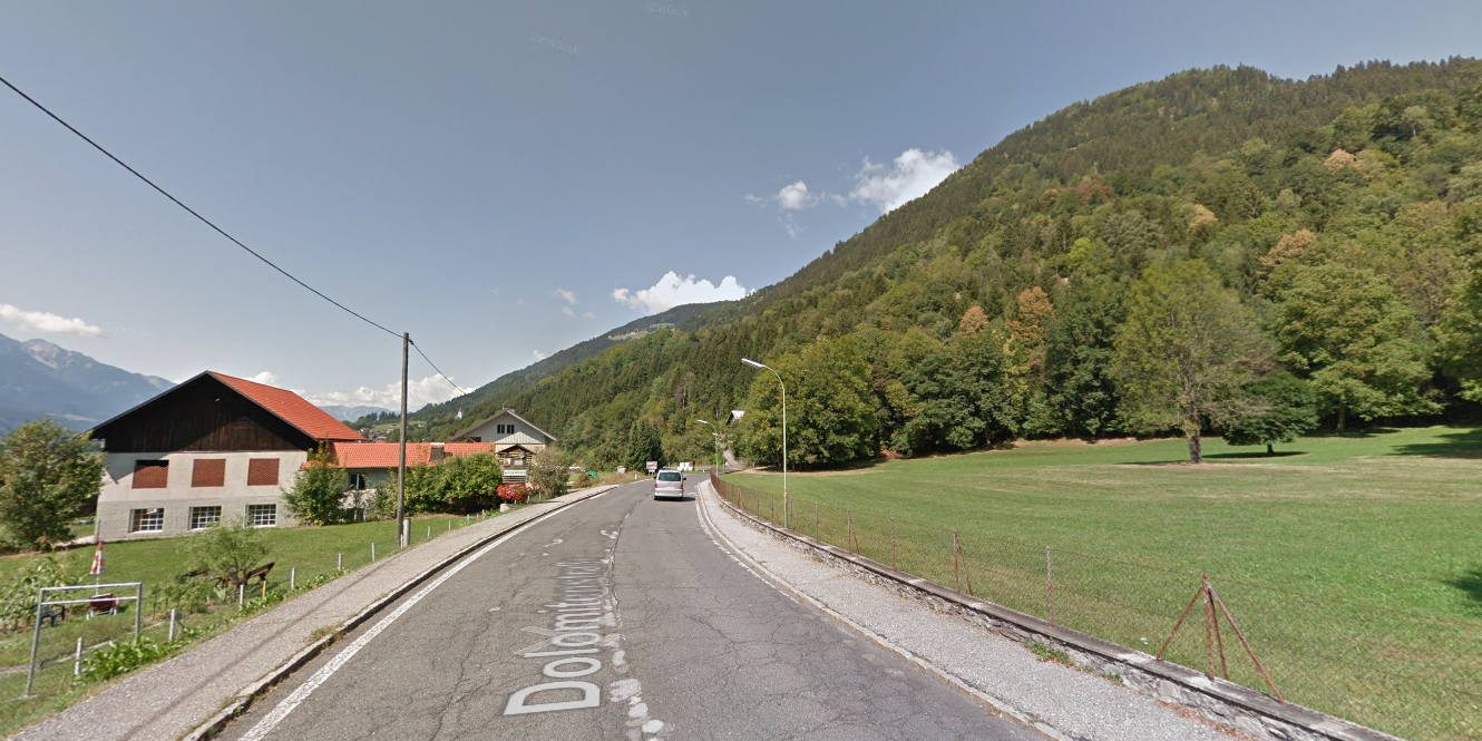 Über den Abhang rechts hinter den Bäumen stürzte die Frau ab.