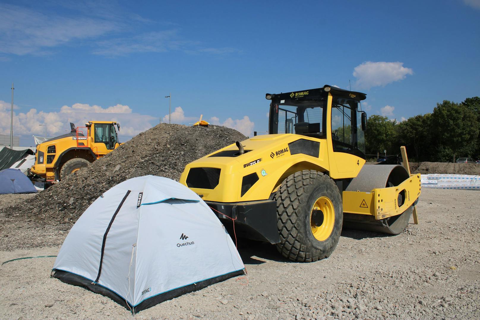 Die Zelte wurden vor Baggern und anderen Geräten platziert.