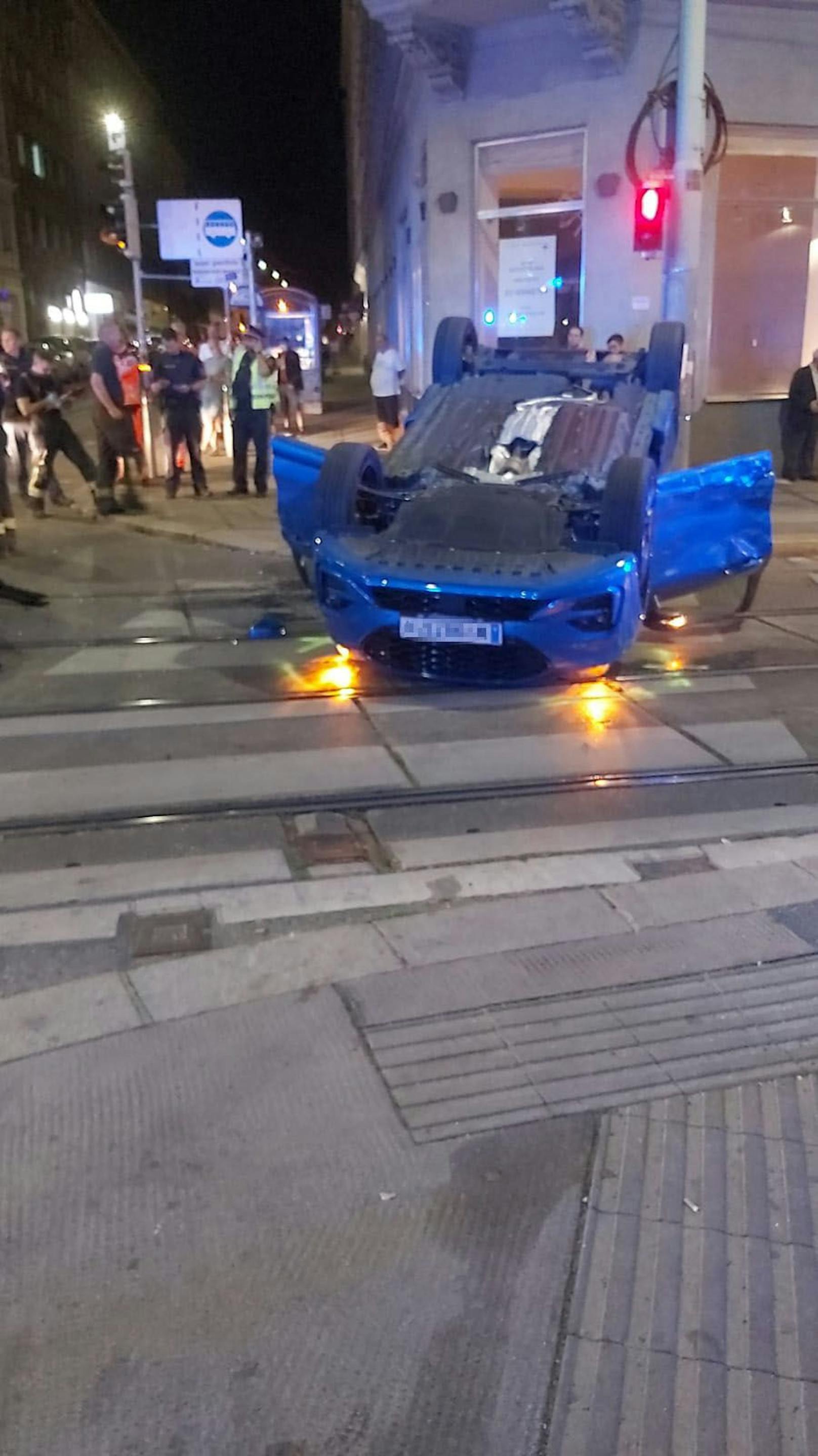 Der blaue Ford wurde auf das Dach geschleudert.