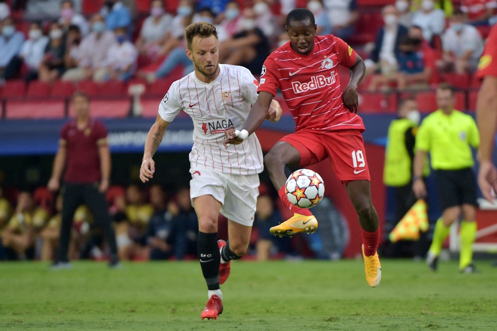 Mohamed Camara im Duell mit Ivan Rakitic.