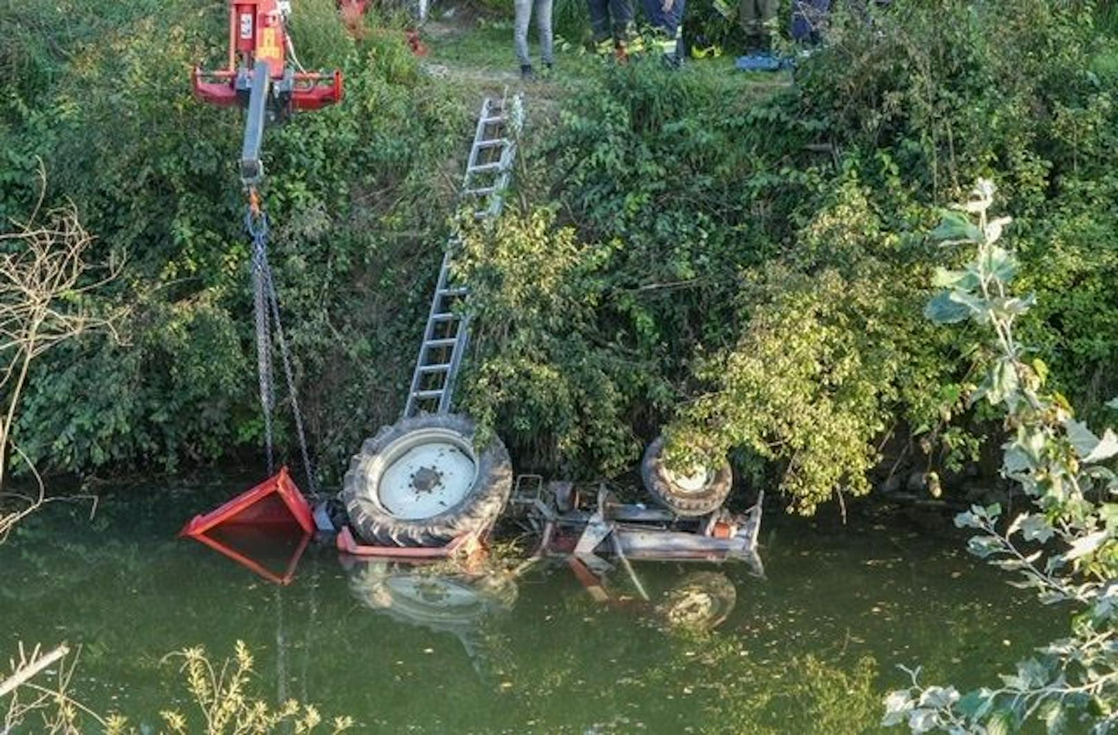 87-Jähriger stürzte mit Traktor in Nebenarm der Donau: Feuerwehr im Einsatz
