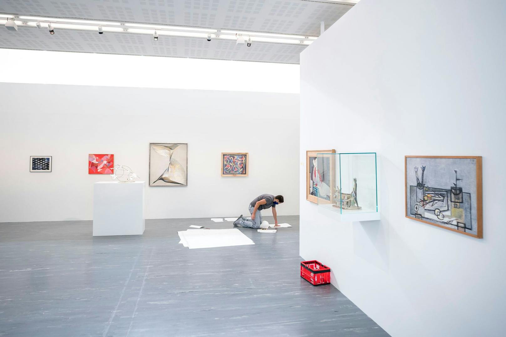 Gemälde, Fotografien, Installationen und Skulpturen von 140 Künstlerinnen und Künstlern werden ausgestellt.