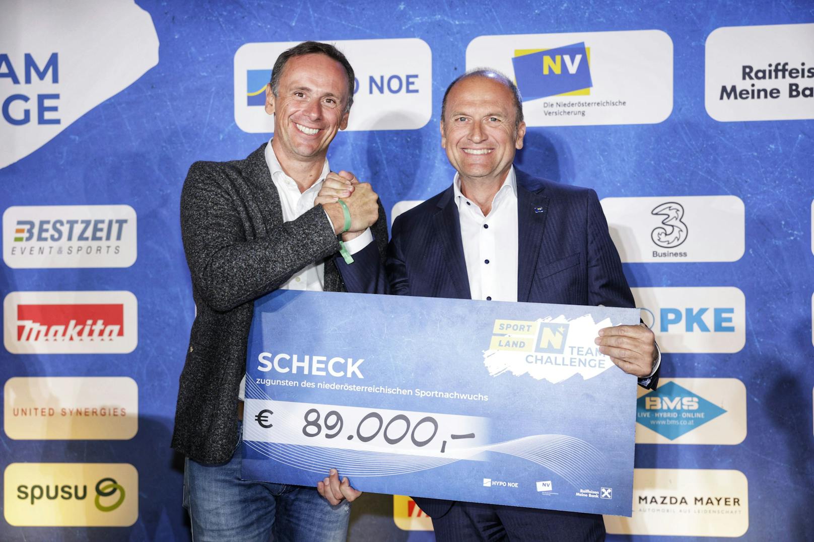Sportlandesrat Jochen Danninger und NV-Vorstandsdirektor Bernhard Lackner (r.) freuen sich über 89.000 Euro für den NÖ-Sportnachwuchs