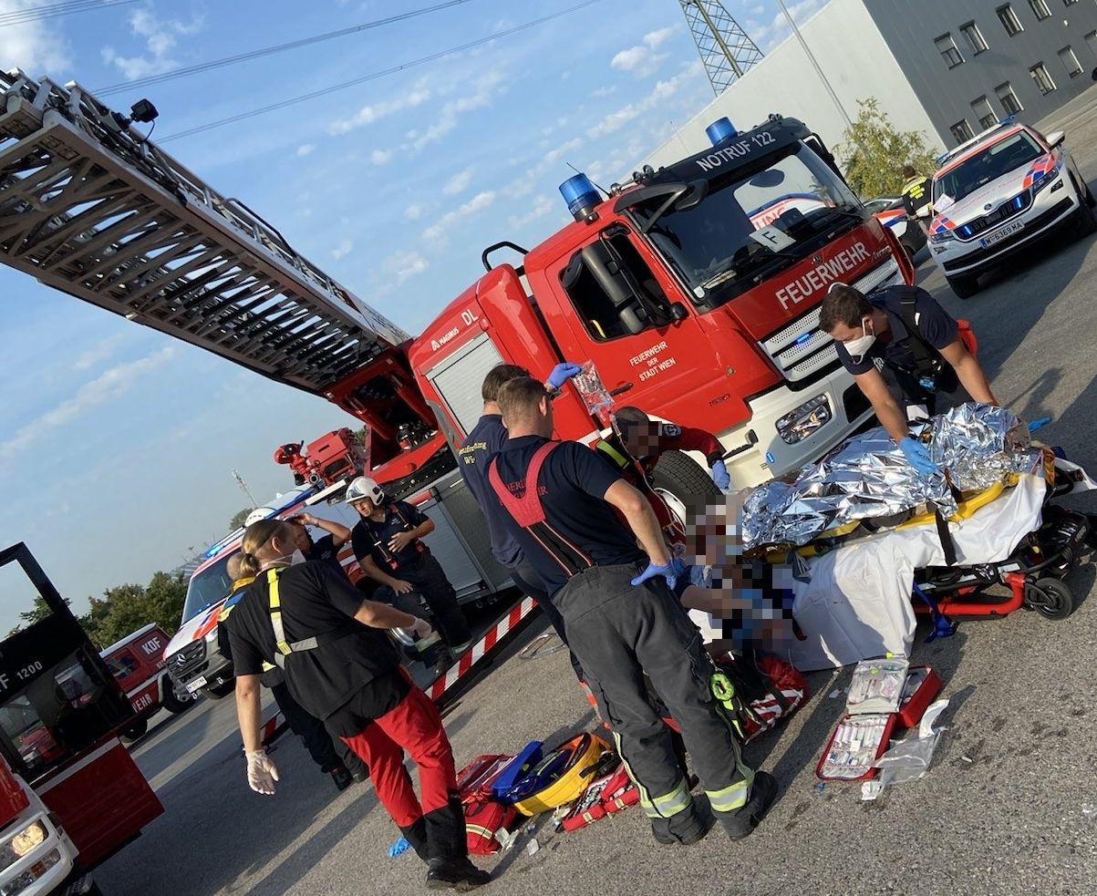 26 Kräfte der Berufsheuerwehr Wien musste die beiden Arbeiter retten.