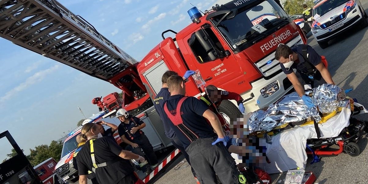 26 Kräfte der Berufsheuerwehr Wien musste die beiden Arbeiter retten.