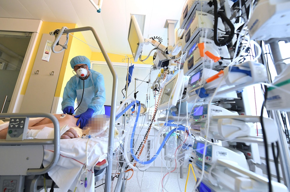 Ein Patient auf der Intensivstation des Universitätsklinikums Tulln. Vom Stufenplan ist in der Verordnung nichts zu finden.