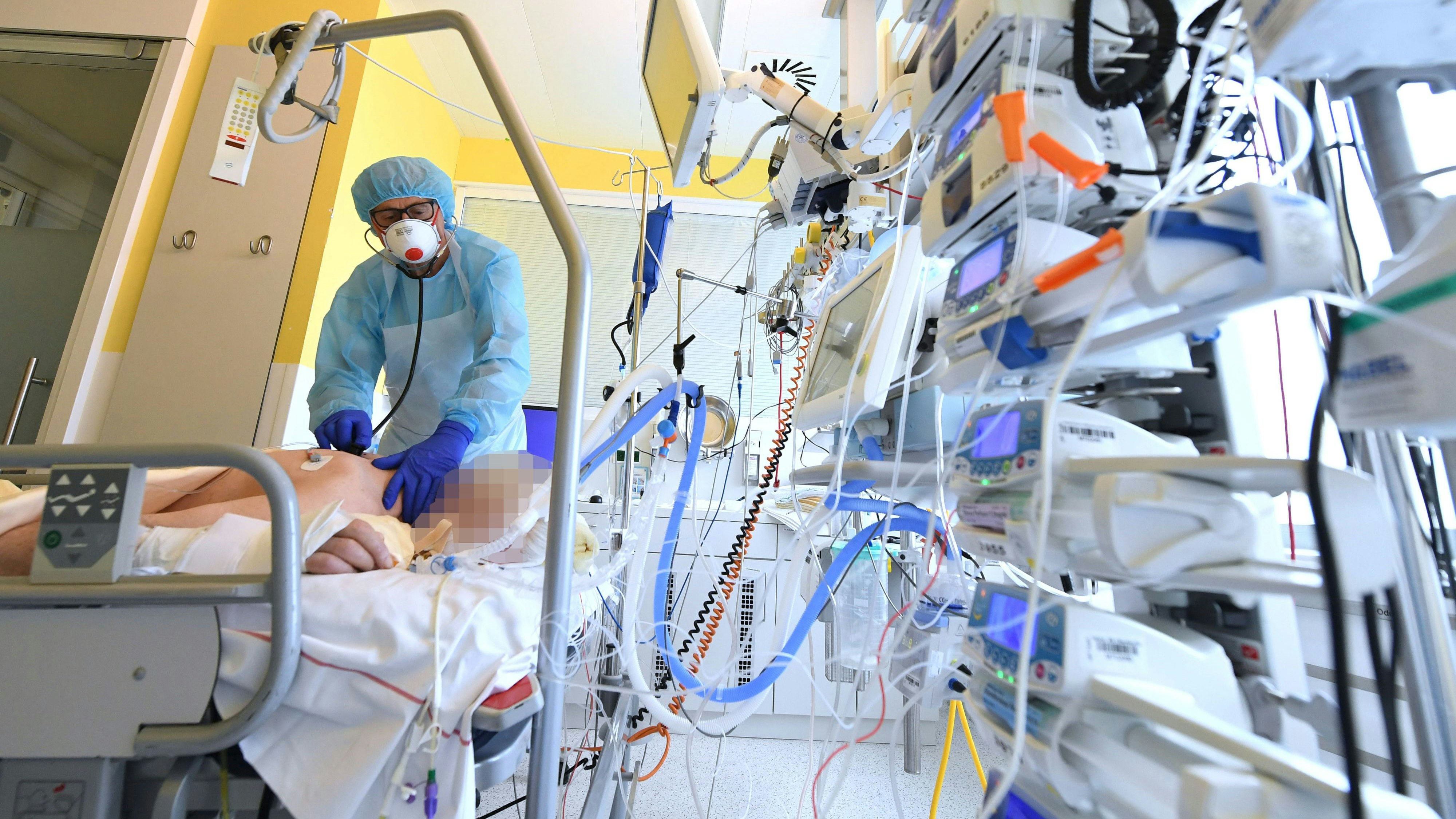 Ein Patient auf der Intensivstation des Universitätsklinikums Tulln. Vom Stufenplan ist in der Verordnung nichts zu finden.