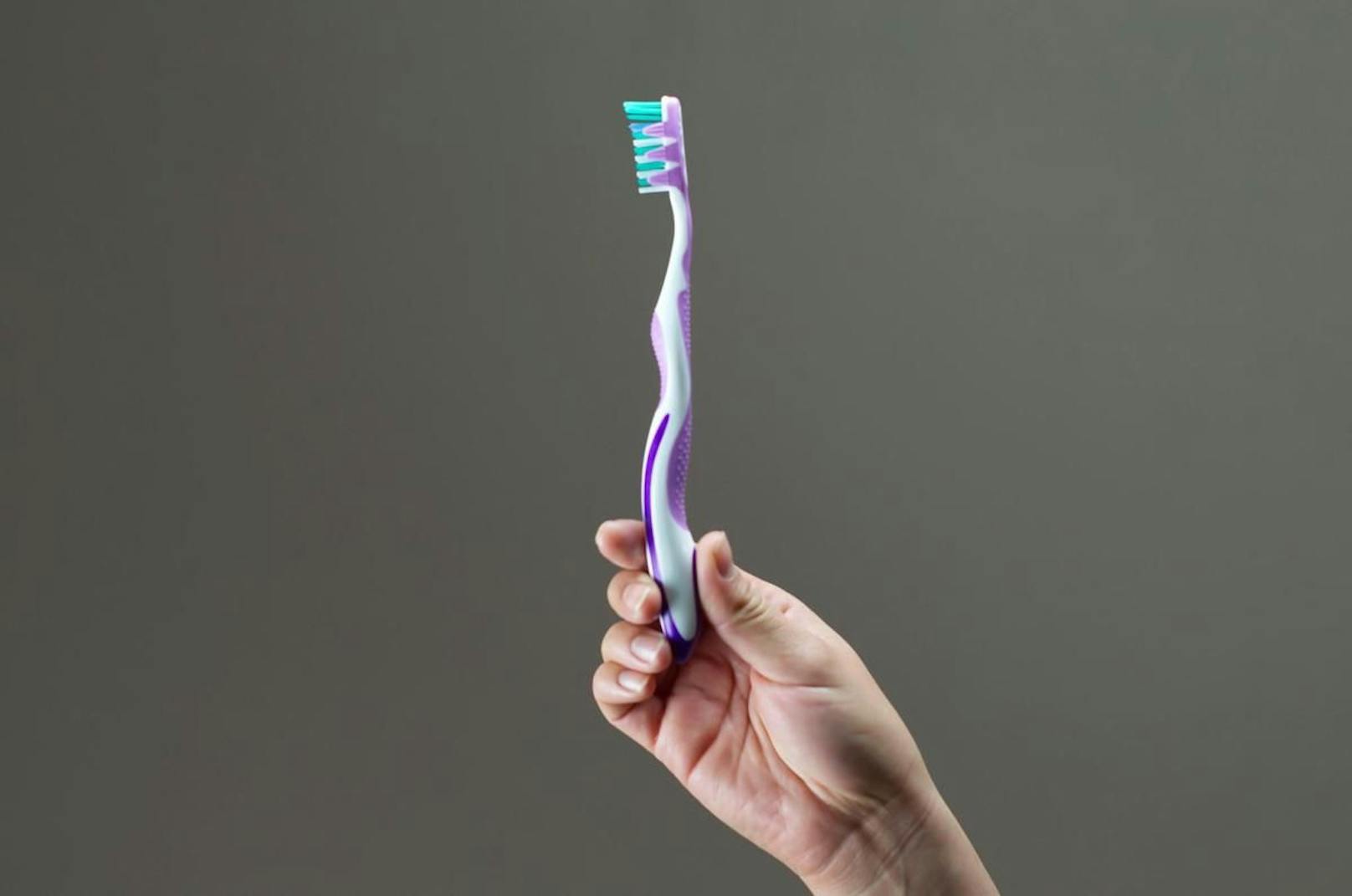 Eine Zahnbürste kann helfen, die Hörmuschel und Lautsprecher gründlich zu putzen.