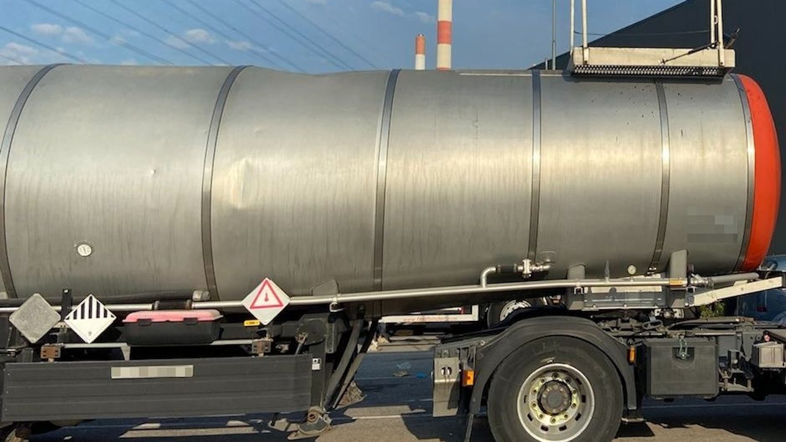 In den Kesseln des Tankwagen-Aufliegers wird normalerweise Bitumen transportiert.