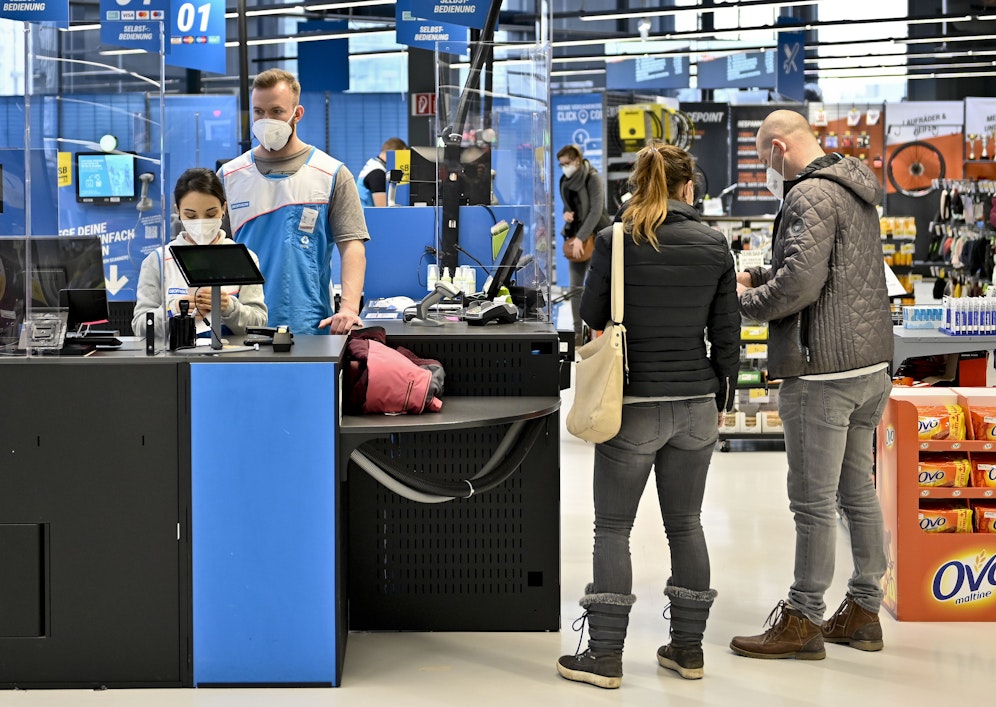 FFP2-Pflicht im Handel: Wer sie kontrolliert, hinterlässt weiter ein Fragezeichen.