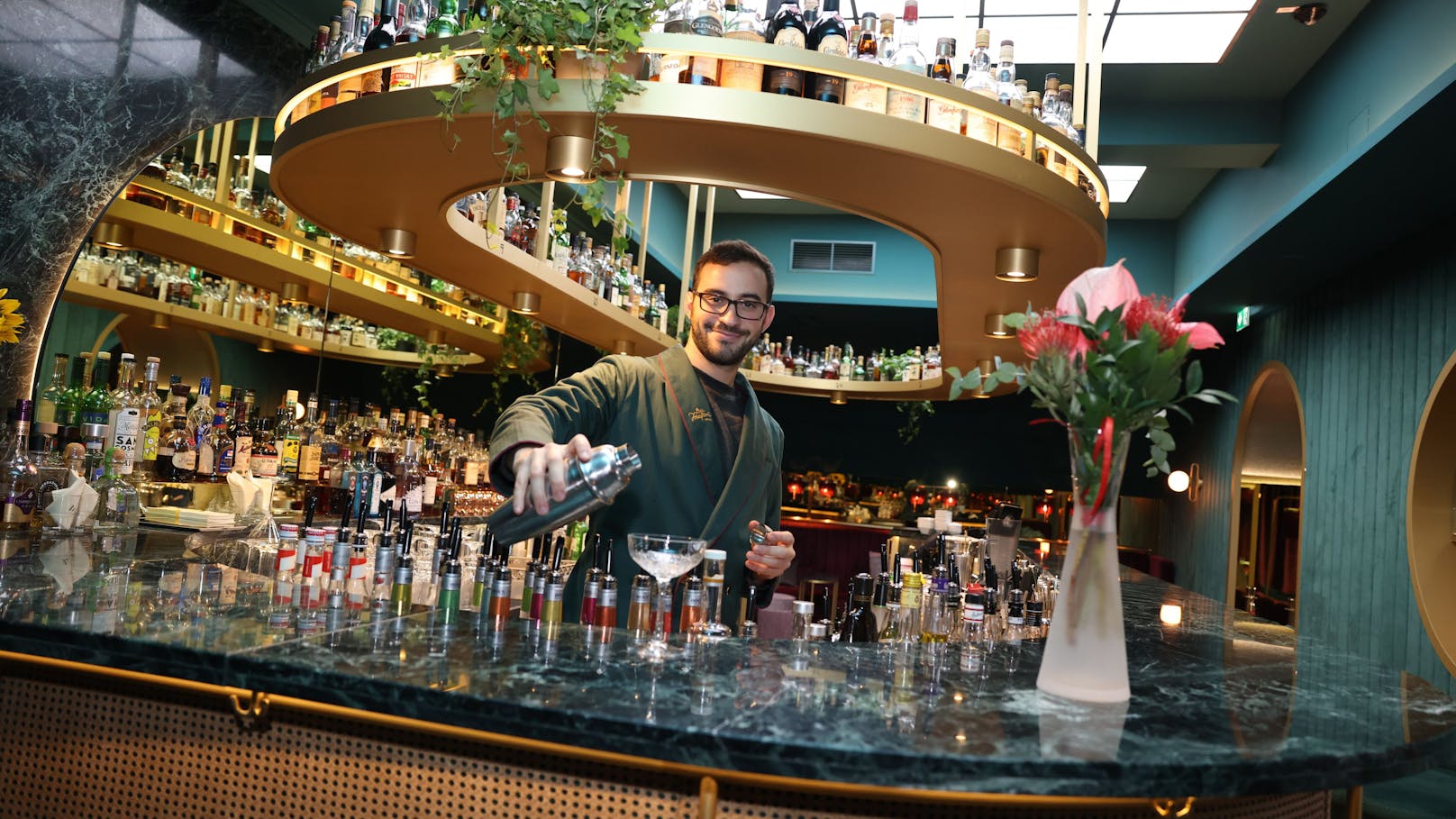 Barkeeper Daniele (29) mixt hier 400 Cocktail-Kreationen, geöffnet ist täglich ab 18 Uhr.