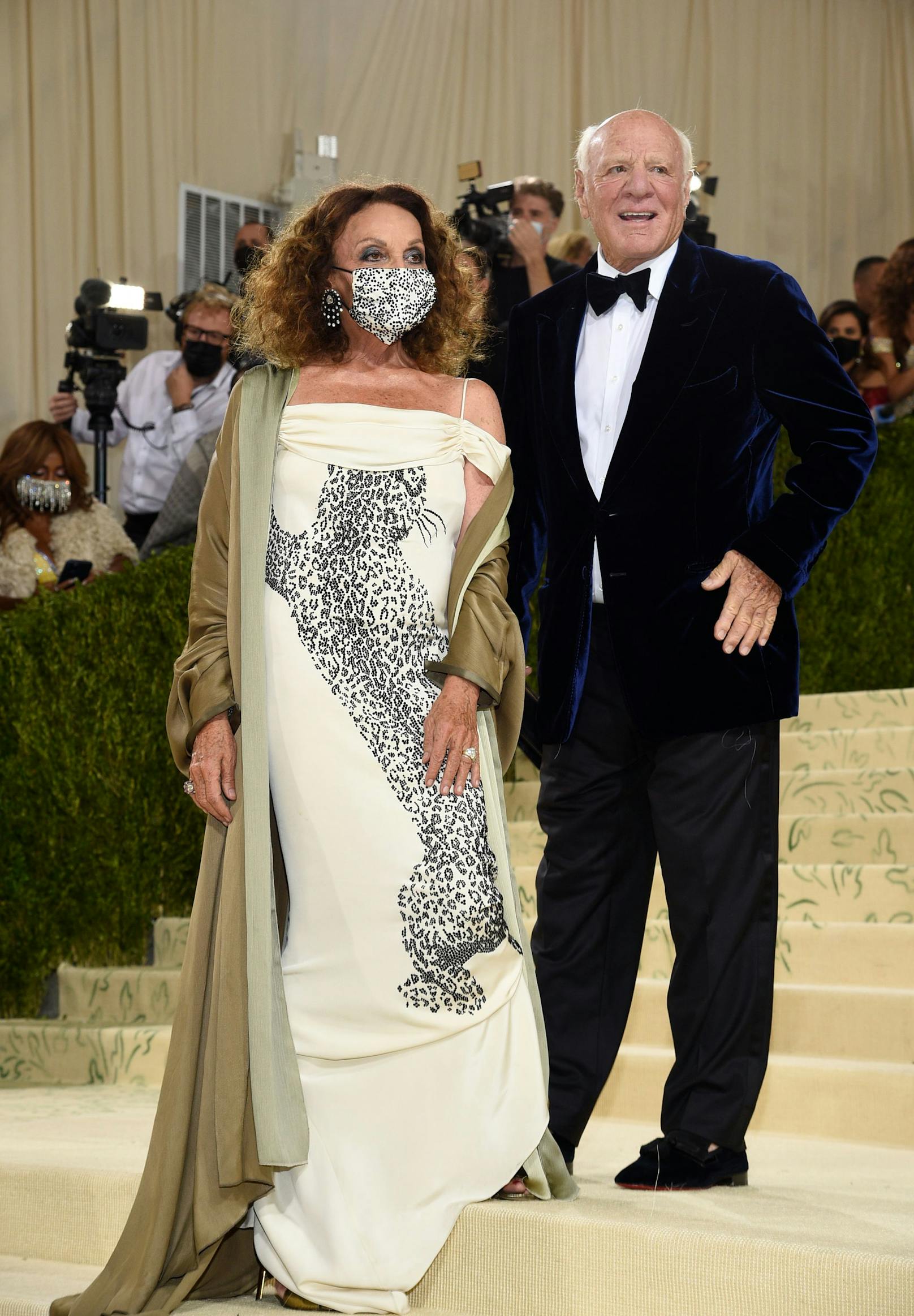 Modeschöpferin Diane von Furstenberg mit passender Maske und Barry Diller.