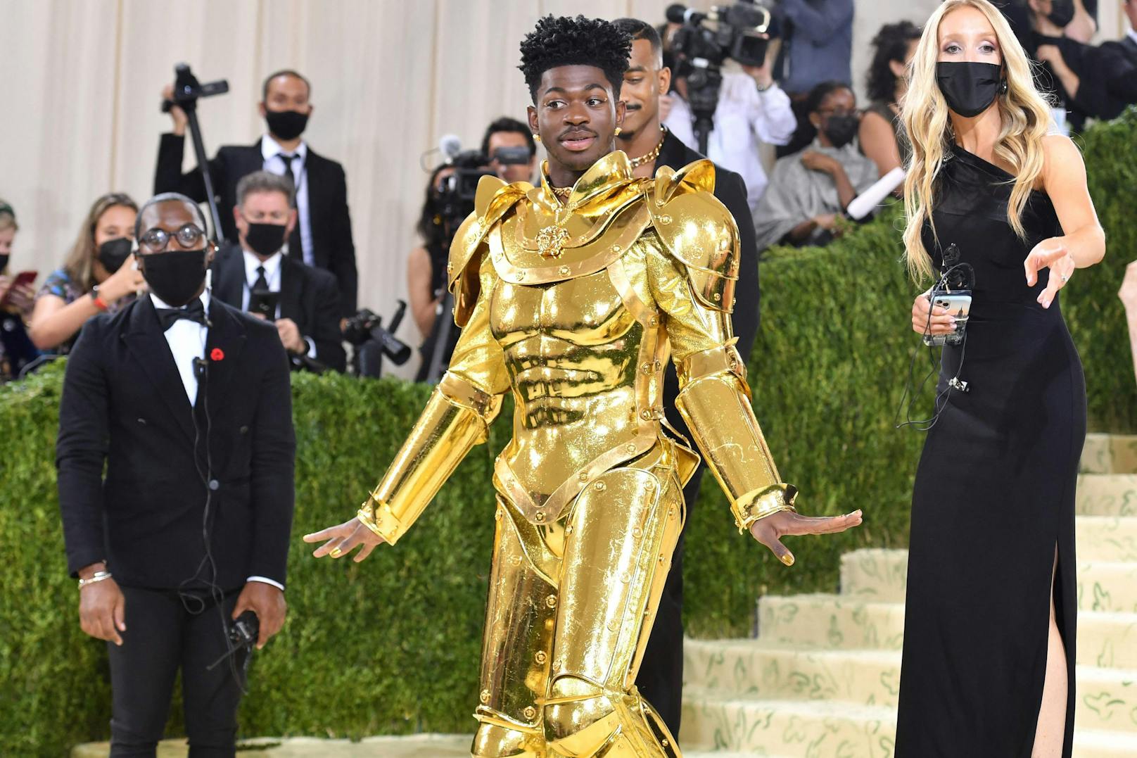 Warum, weiß man nicht genau: US-Rapper Lil Nas X als goldener Ritter.