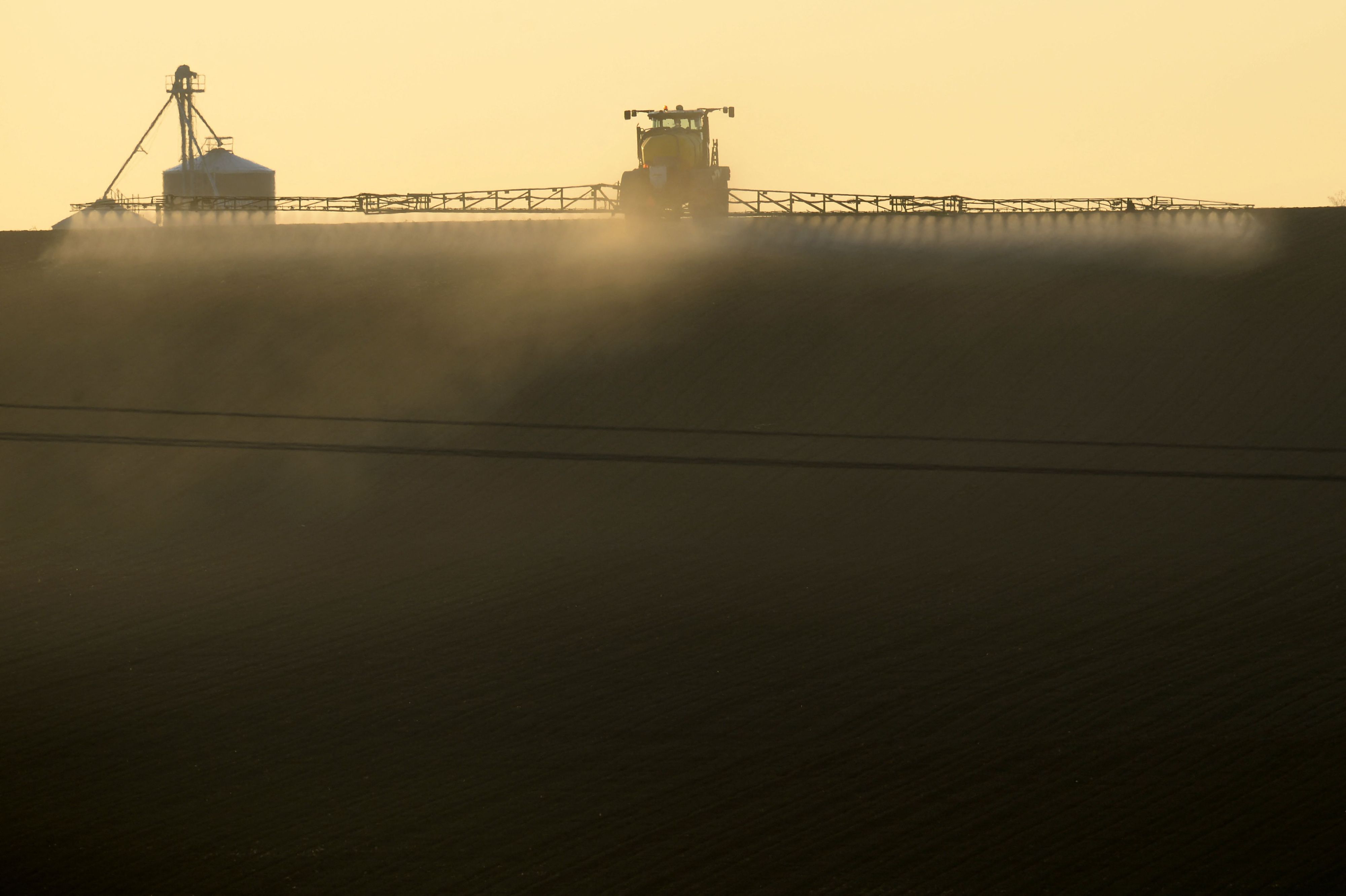 Download von www.picturedesk.com am 14.09.2021 (17:30).  A French farmer sprays glyphosate herbicide "Roundup 720" made by agrochemical giant Monsanto, at the rate of 432 grams per hectare, in Piace, northwestern France, in a corn field, near a wind farm on April 23, 2021. - Two root weedkillers, Duald Gold and Spectrum at 1 liter per hectare and a vegetable oil at 0.05 liter per 100 liters are combined with Glyphosate and 36 liters of water per hectare. The plant cover was destroyed mechanically, with a "Duro compil", which in a single pass crushes the stems, so that they disintegrate in contact with the soil, the air and the test. The corn was sown, then rolled. Experimentation with this technique makes it possible to get out of glyphosate. (Photo by JEAN-FRANCOIS MONIER / AFP) - 20210423_PD8594 - Rechteinfo: Rights Managed (RM) Nur für redaktionelle Nutzung! Werbliche Nutzung erfordert Freigabe: bitte schicken Sie uns eine Anfrage.