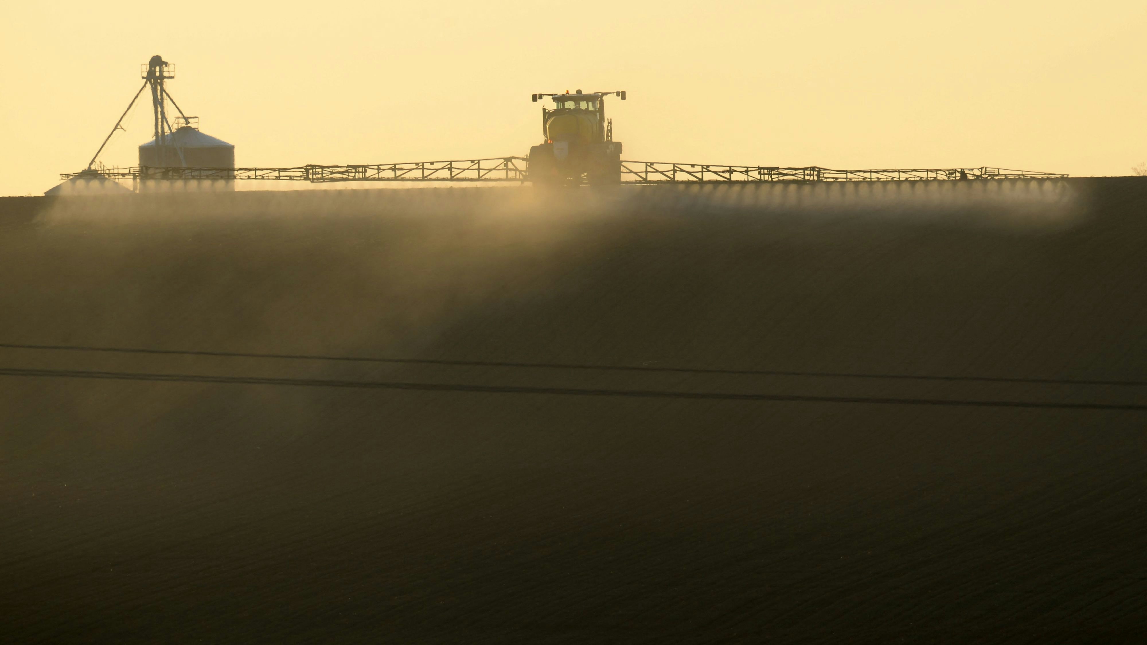 Download von www.picturedesk.com am 14.09.2021 (17:30).  A French farmer sprays glyphosate herbicide "Roundup 720" made by agrochemical giant Monsanto, at the rate of 432 grams per hectare, in Piace, northwestern France, in a corn field, near a wind farm on April 23, 2021. - Two root weedkillers, Duald Gold and Spectrum at 1 liter per hectare and a vegetable oil at 0.05 liter per 100 liters are combined with Glyphosate and 36 liters of water per hectare. The plant cover was destroyed mechanically, with a "Duro compil", which in a single pass crushes the stems, so that they disintegrate in contact with the soil, the air and the test. The corn was sown, then rolled. Experimentation with this technique makes it possible to get out of glyphosate. (Photo by JEAN-FRANCOIS MONIER / AFP) - 20210423_PD8594 - Rechteinfo: Rights Managed (RM) Nur für redaktionelle Nutzung! Werbliche Nutzung erfordert Freigabe: bitte schicken Sie uns eine Anfrage.