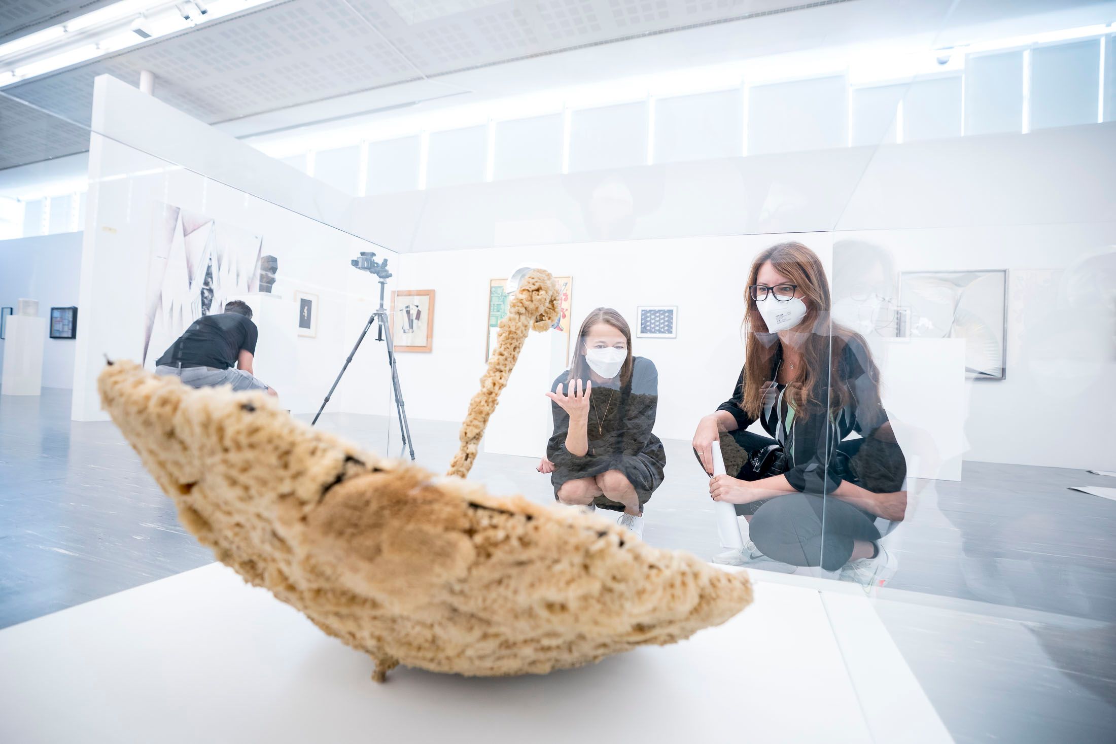 Kuratorin Luisa Ziaja und Amra Durić (<em>"Heute"</em>) vor dem Werk Naturschwamm von Wolfgang Paalen, 1937-1940