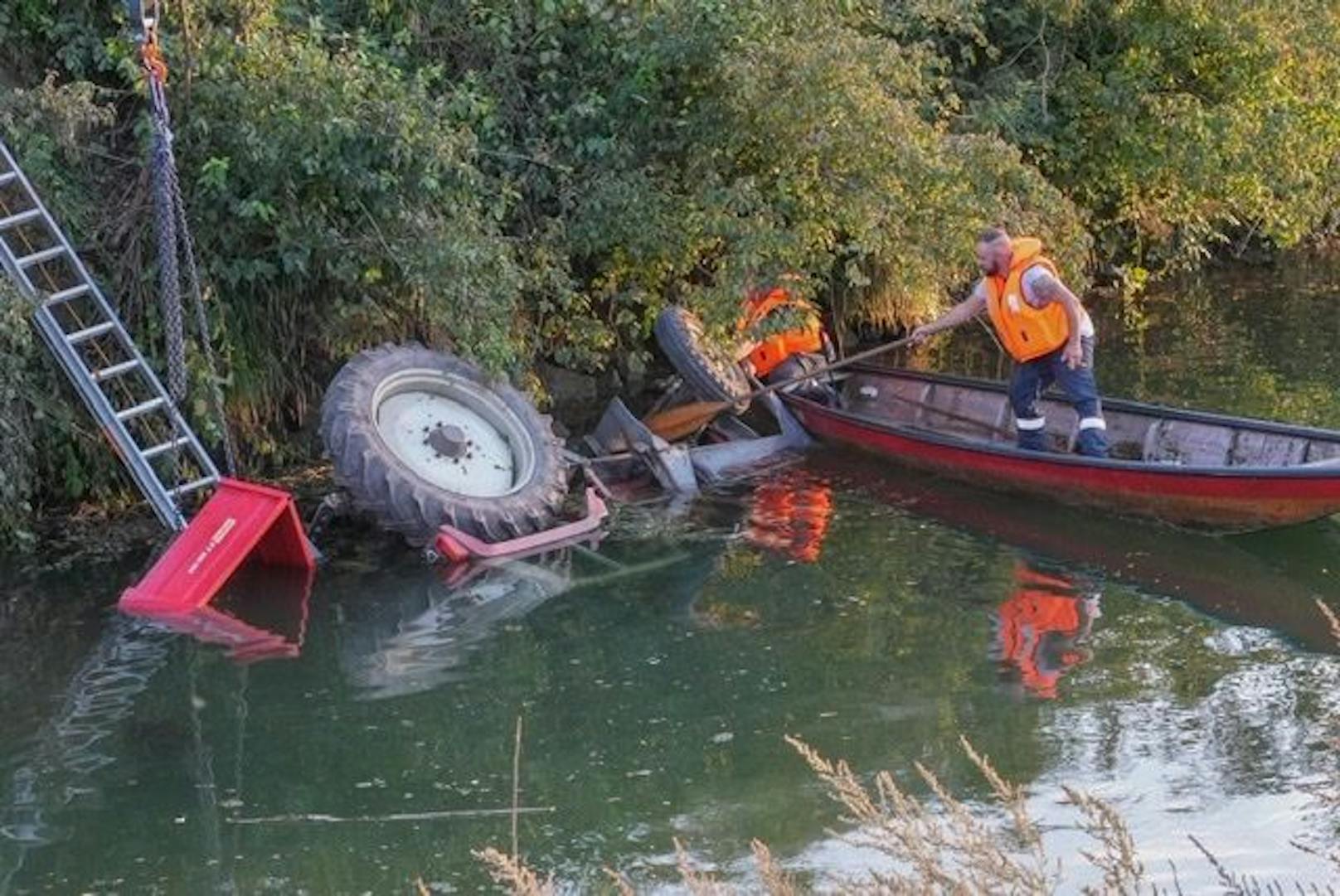 87-Jähriger stürzte mit Traktor in Nebenarm der Donau: Feuerwehr im Einsatz