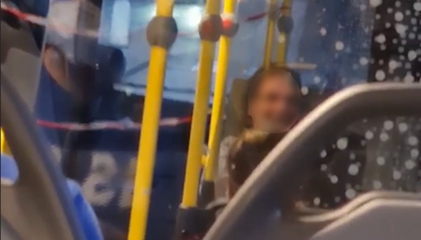 Eine Wienerin zuckte aus, weil ihr Bus zu spät kam.