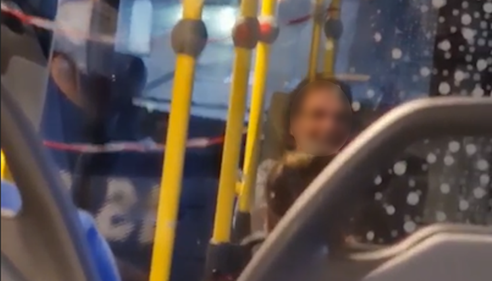 Eine Wienerin zuckte aus, weil ihr Bus zu spät kam.