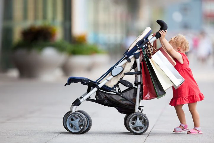 Die 3-jährige Tochter wurde mit dem Diebesgut aus dem Laden geschickt. Erst als die Mutter sichergehen konnte, dass die Diebstahlssicherung nicht auslöste folgte sie ihr nach.