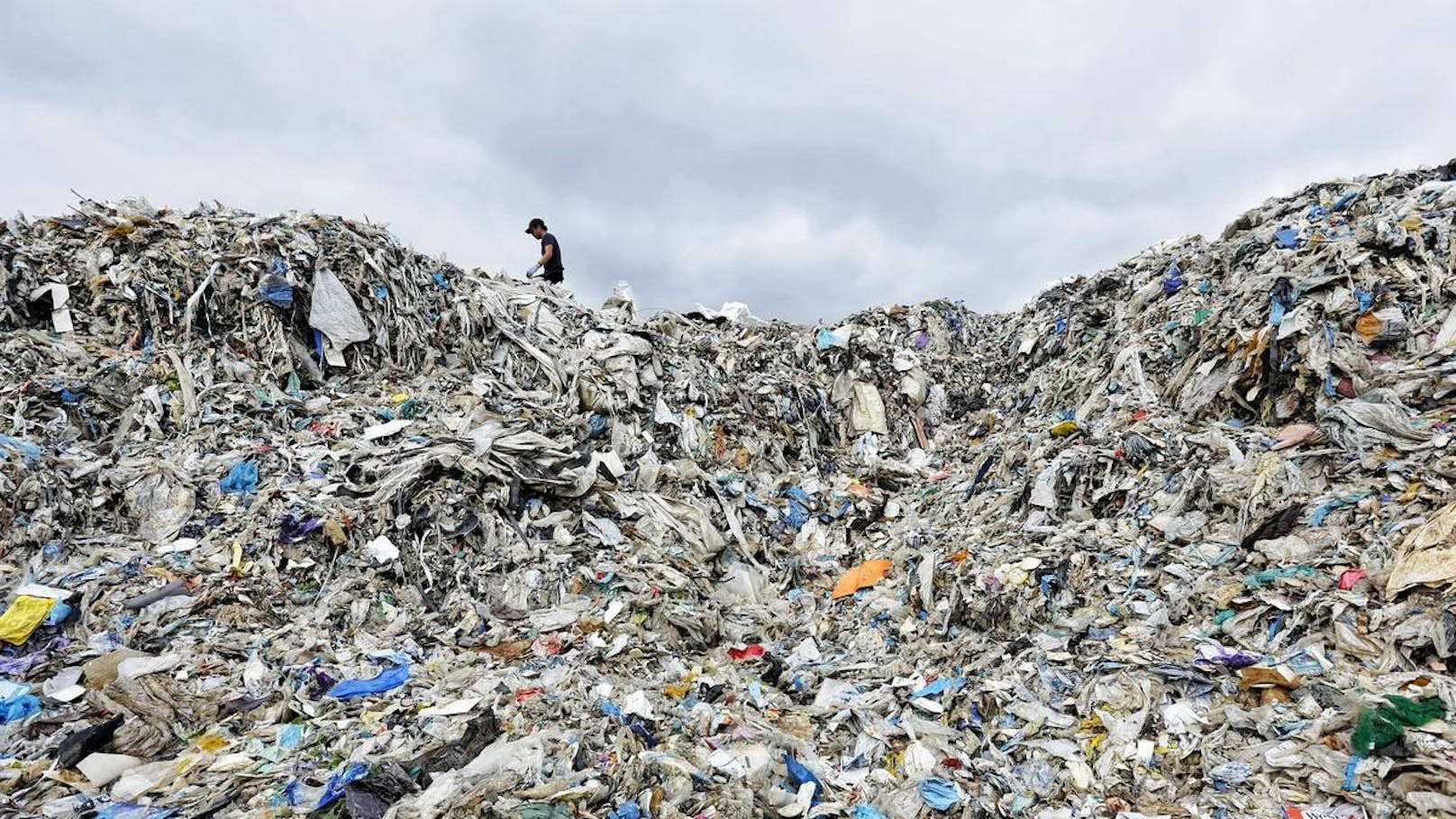 Seit China den Import von Plastikmüll verboten hat, haben Länder in Südostasien eine erhöhte Menge an Plastikmüll akzeptiert - mit verheerenden Folgen für Mensch und Natur.<br>