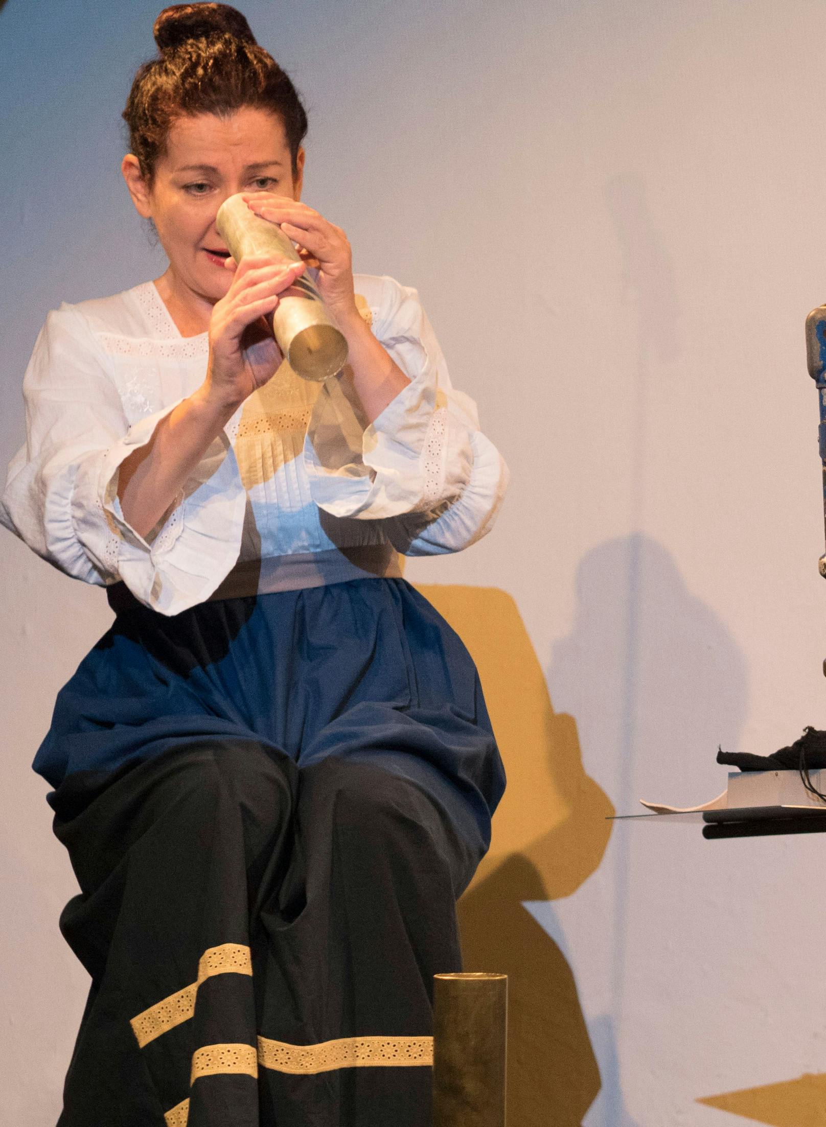 Schauspielerin Anita Zieher auf der Bühne im Theaterstück STERNENFRAUEN.