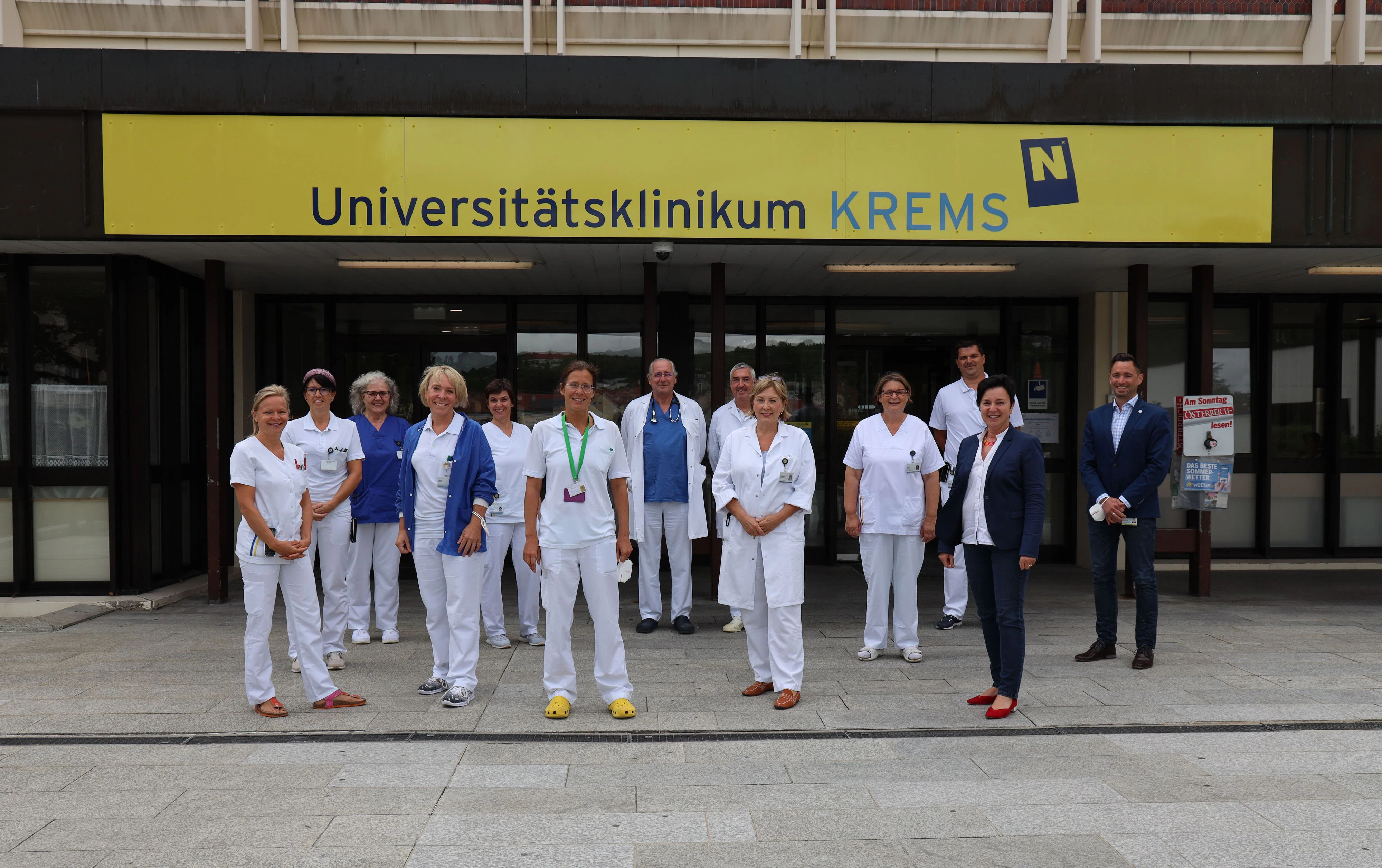 Die Klinikleitung mit den Stationsleitungen und den ärztlichen Vertretern der am besten bewerteten Stationen.