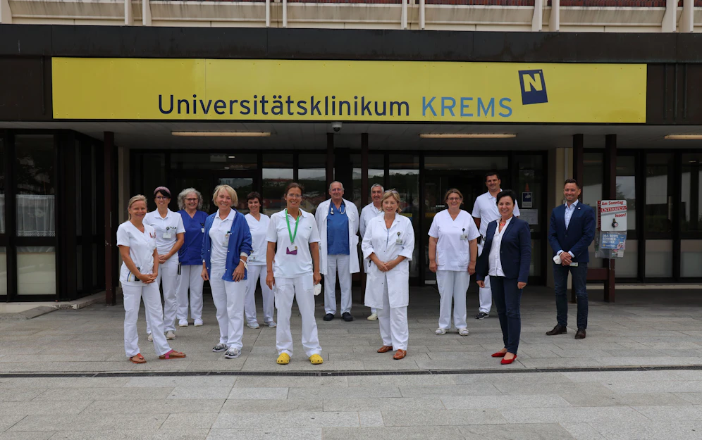 Die Klinikleitung mit den Stationsleitungen und den ärztlichen Vertretern der am besten bewerteten Stationen.