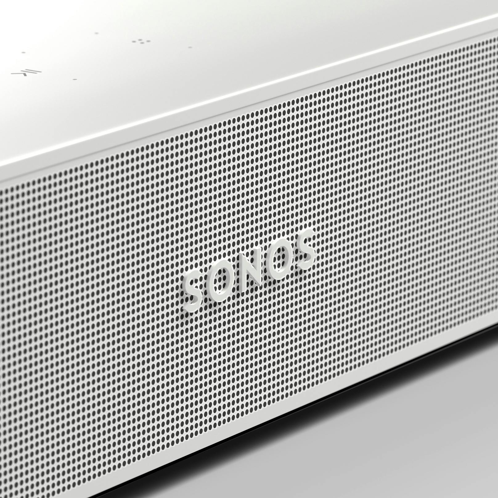 Die Sonos Beam besitzt ein überarbeitetes, perforiertes Polycarbonat-Gitter. Das Unternehmen verweist zudem auf die nachhaltige Verpackung mit "unbeschichtetem Papier und einem Karton aus 97% recyclebarem Papier ohne Einwegplastik".&nbsp;