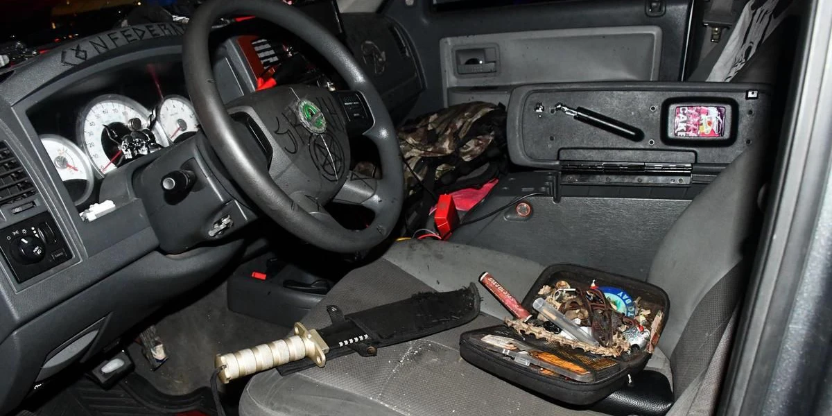 Im Wagen fanden sich diverse Waffen.