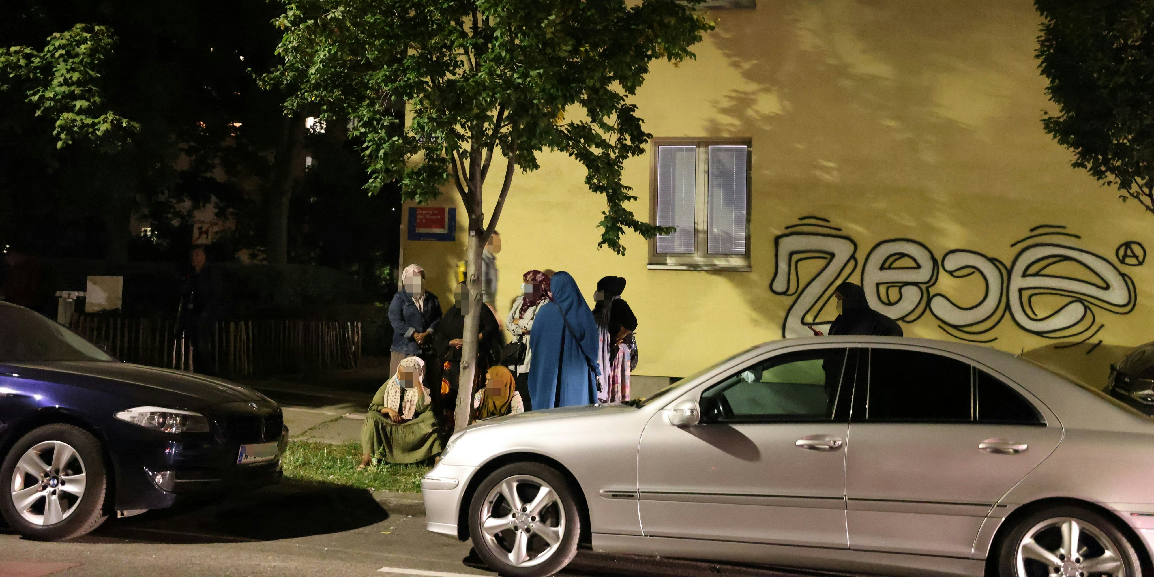 Trauernde vor dem Gemeindebau