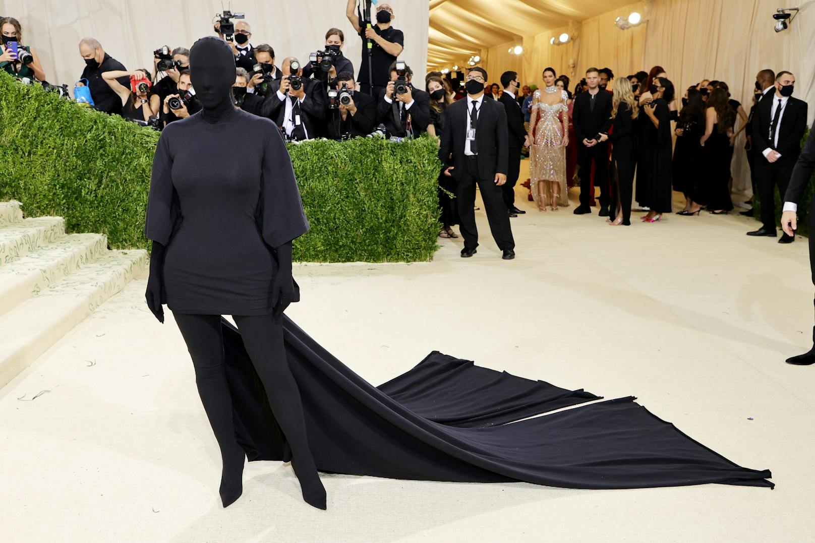 <strong>Kim Kardashian</strong> macht ihrem Noch-Ehemann alle Ehre: Sie verhüllte sich gleich komplett in <strong>Balenciaga</strong>.