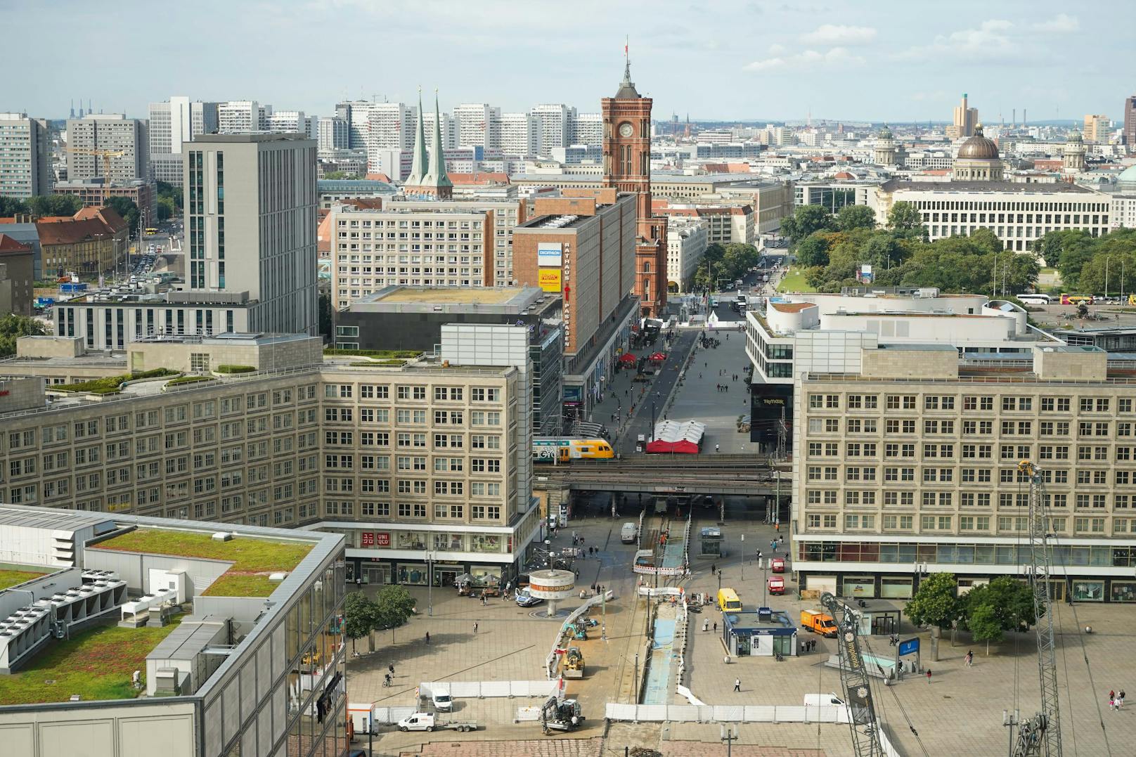 Der Berliner Alexanderplatz: Derzeit läuft dort ein Polizeieinsatz.&nbsp;