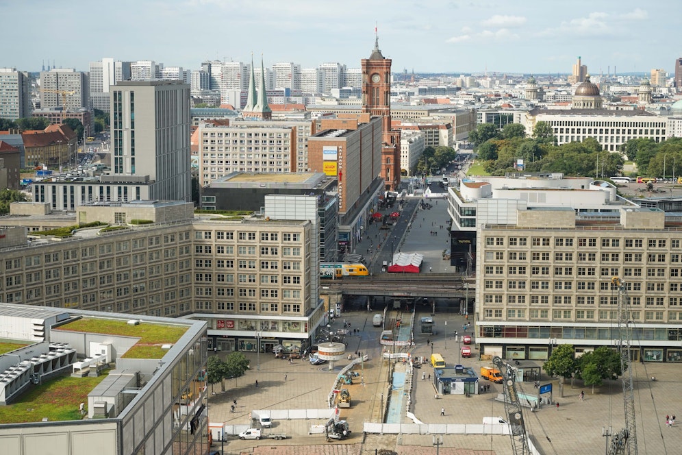 Der Berliner Alexanderplatz: Derzeit läuft dort ein Polizeieinsatz. 