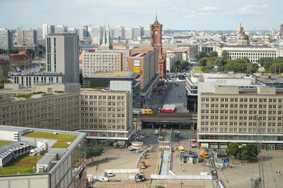 Der Berliner Alexanderplatz: Derzeit läuft dort ein Polizeieinsatz. 