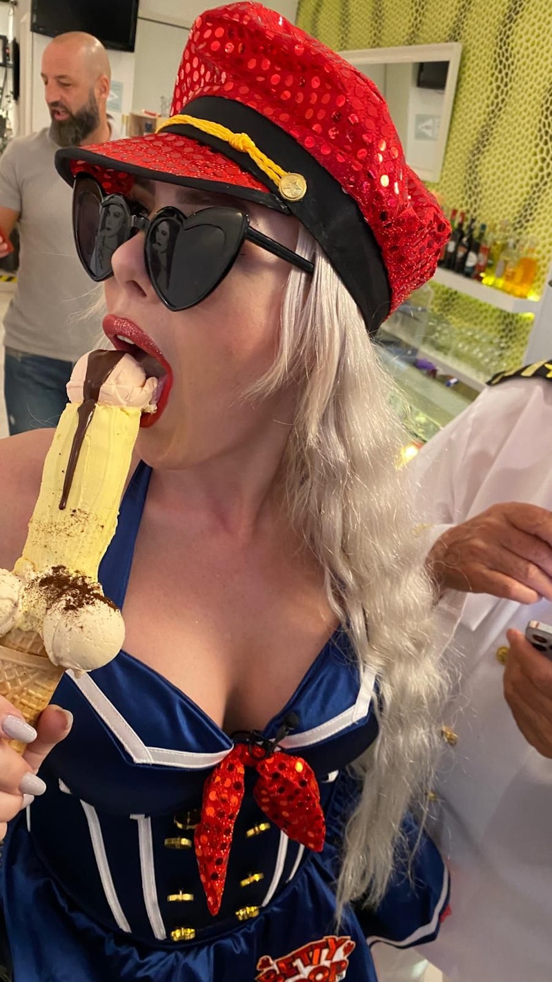 Heiß auf Eis: Lydia alias "Wildsau" leckt an ihrem großen Eis.