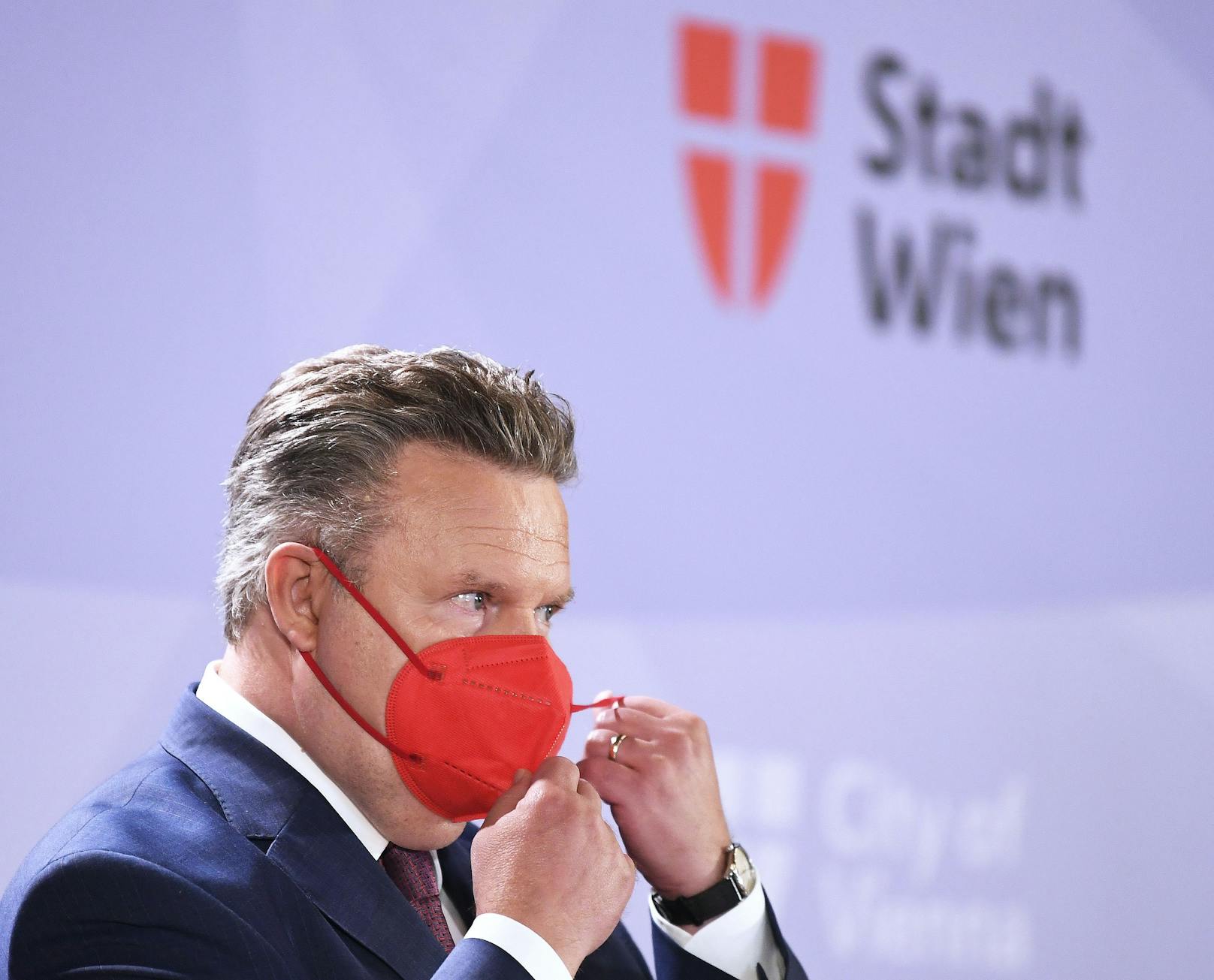 Stadtchef Michael Ludwig (SPÖ) setzt auf 2Gplus und eine erweiterte FFP2-Maskenpflicht (die Farbe ist optional). Und er schließt angesichts der neuen Rekordwerte bei den neuinefktionen weitere "Schutzmaßnahmen" nicht aus.