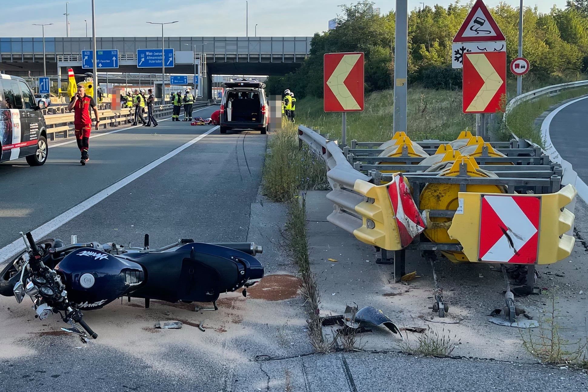 Crash Auf Der A2 – Biker Per Heli Ins Spital | Heute.at