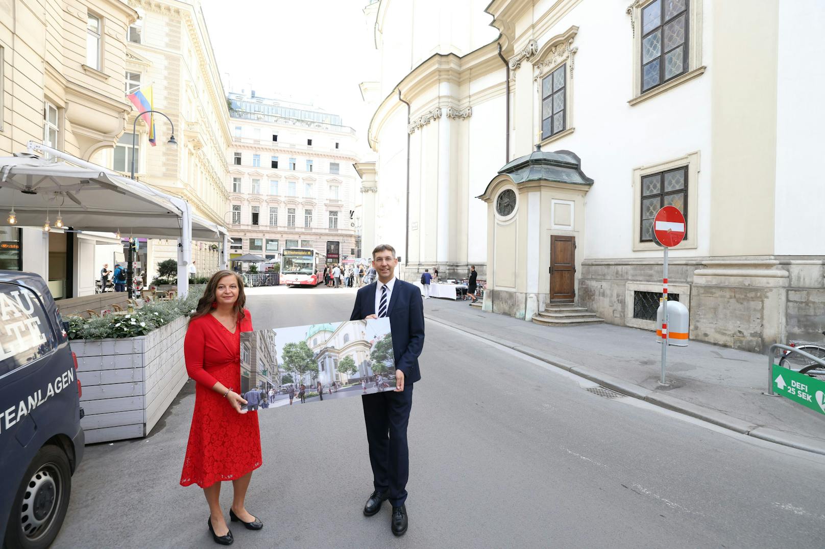 Bis Herbst 2022 wird der Platz umgestaltet. Vor der Peterskirche entsteht eine Begegnungszone. Die Pläne wurden heute von Planungsstadträtin Ulli Sima (SPÖ) und Bezirkschef Markus Figl (ÖVP) vorgestellt.
