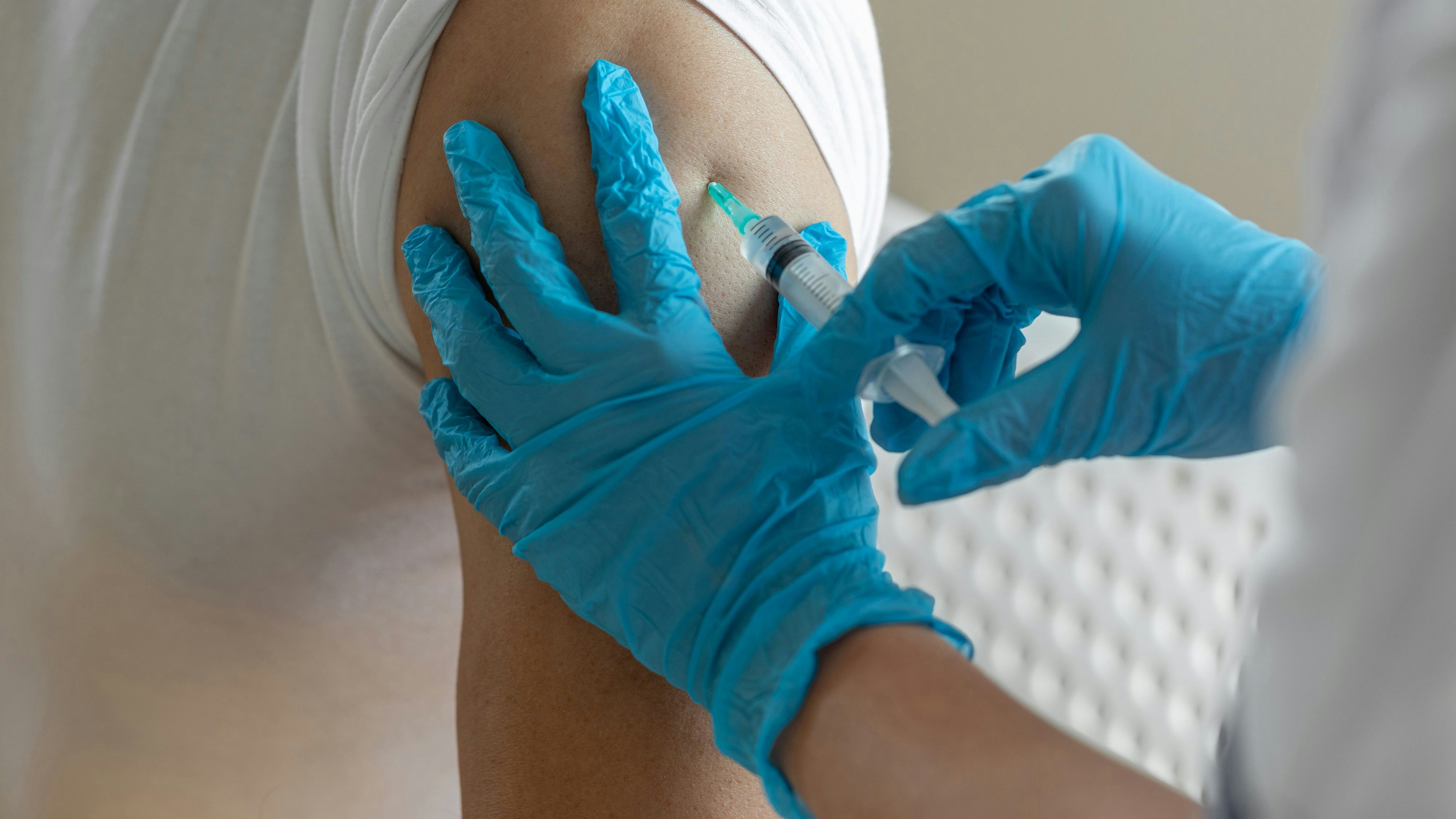 Obwohl seine Familie aus Impfgegnern besteht, ließ sich ein 20-jähriger nun heimlich impfen.