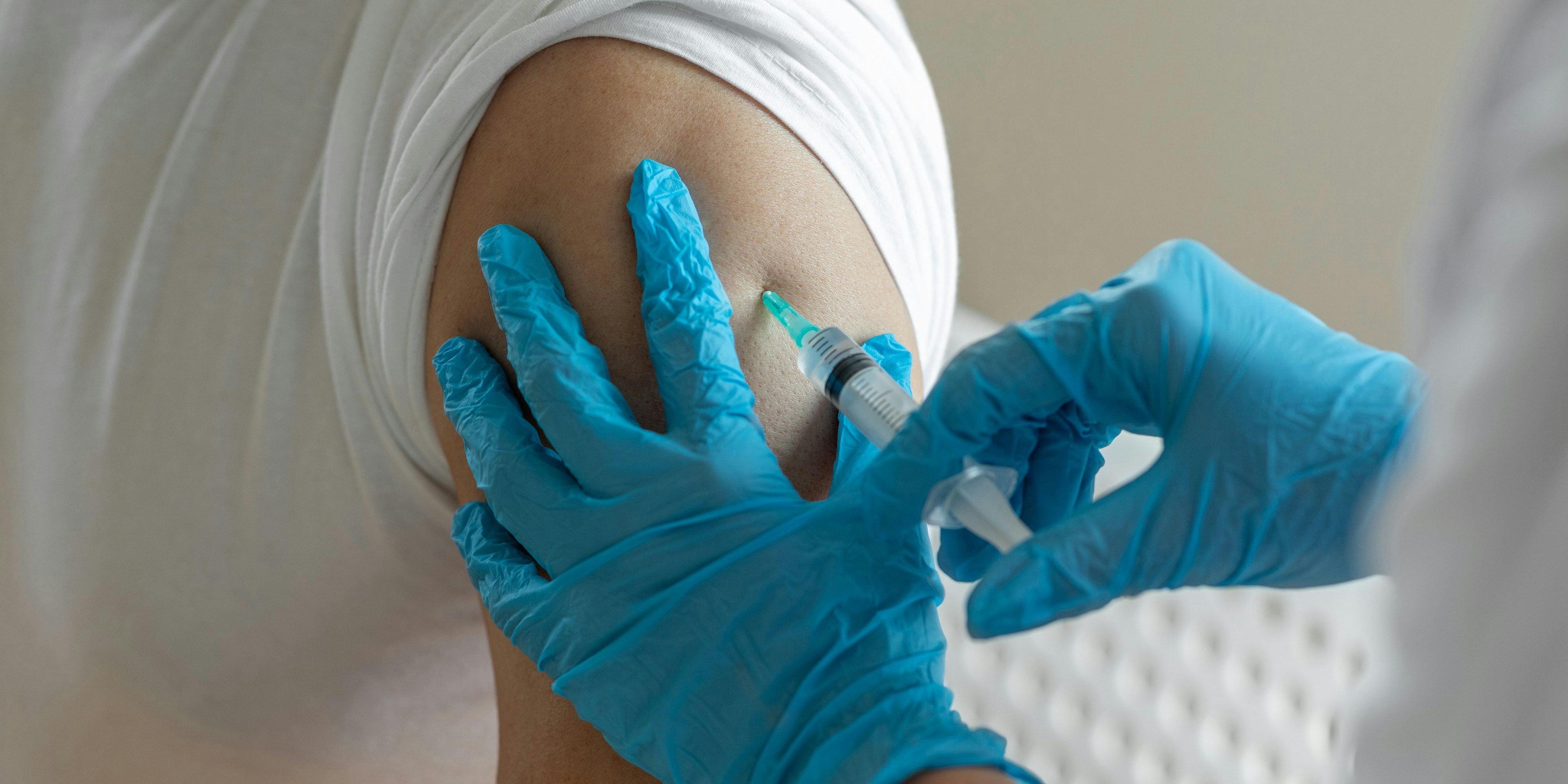 Obwohl seine Familie aus Impfgegnern besteht, ließ sich ein 20-jähriger nun heimlich impfen.