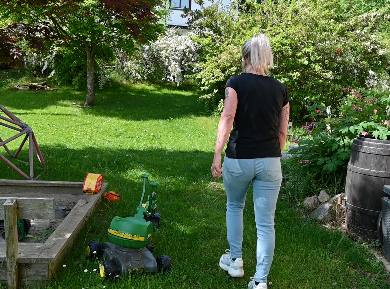 Nicole T. in ihrem Garten – 9 Monate war sie in Haft.