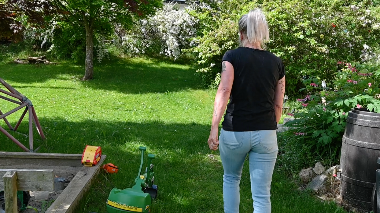 Nicole T. in ihrem Garten – 9 Monate war sie inhaftiert.