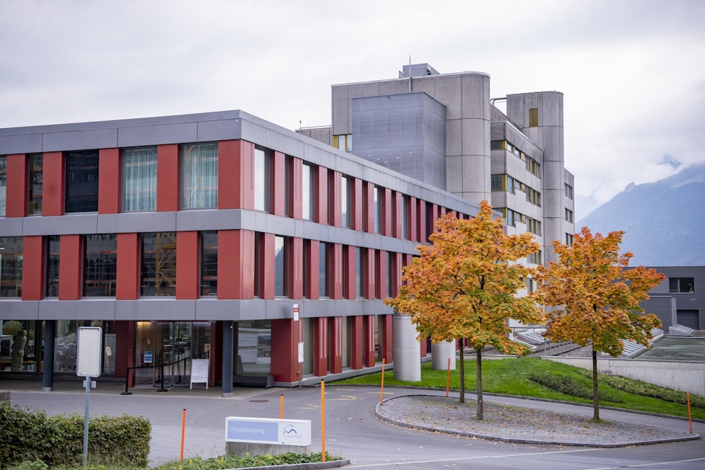 Das Spital Schwyz wird derzeit von Impfwilligen überrannt.