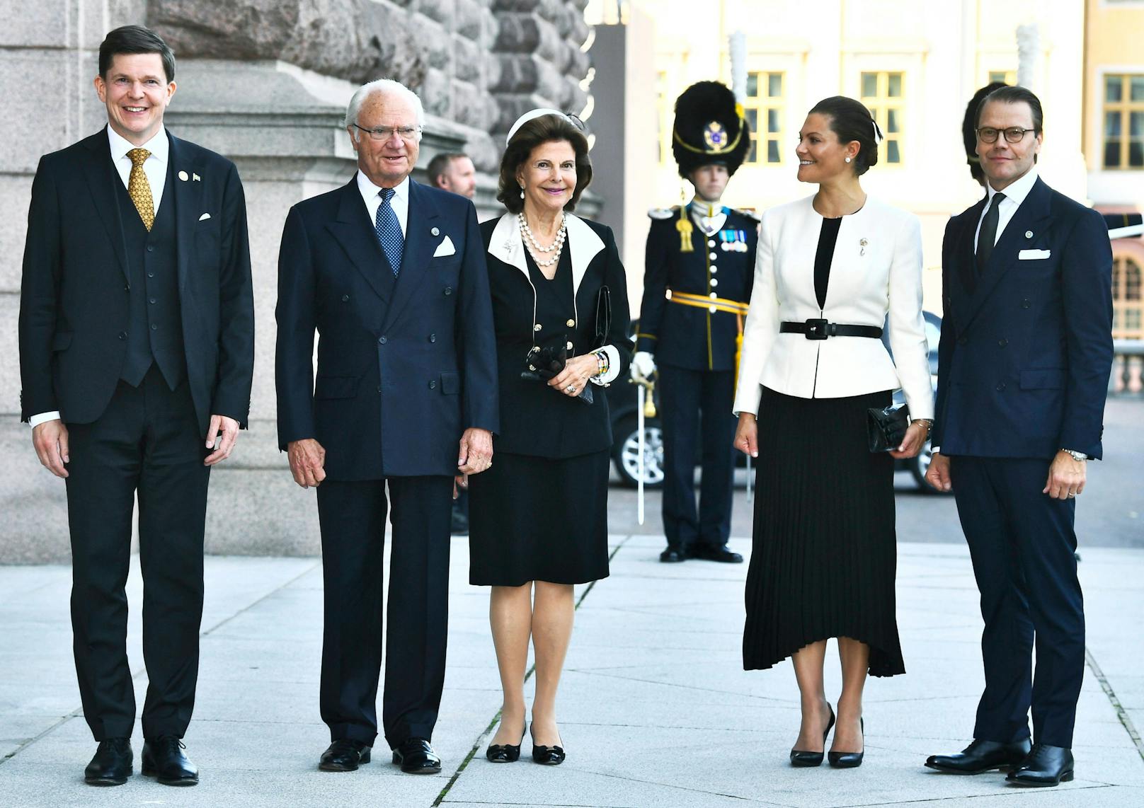  Schick, schick: Reichstagspräsident Andreas Norln, König Carl Gustaf, Königin Silvia, Kronprinzessin Prinzessin Victoria und Prinz Daniel 