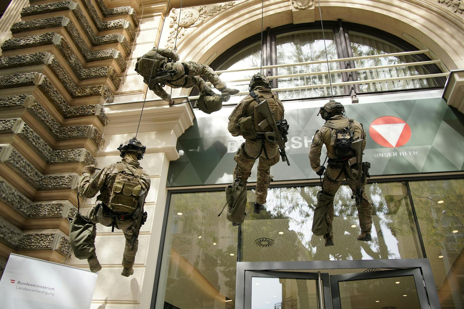 Vier Soldaten des Jägerkommandos seilten sich vom Dach des Gebäudes ab ...