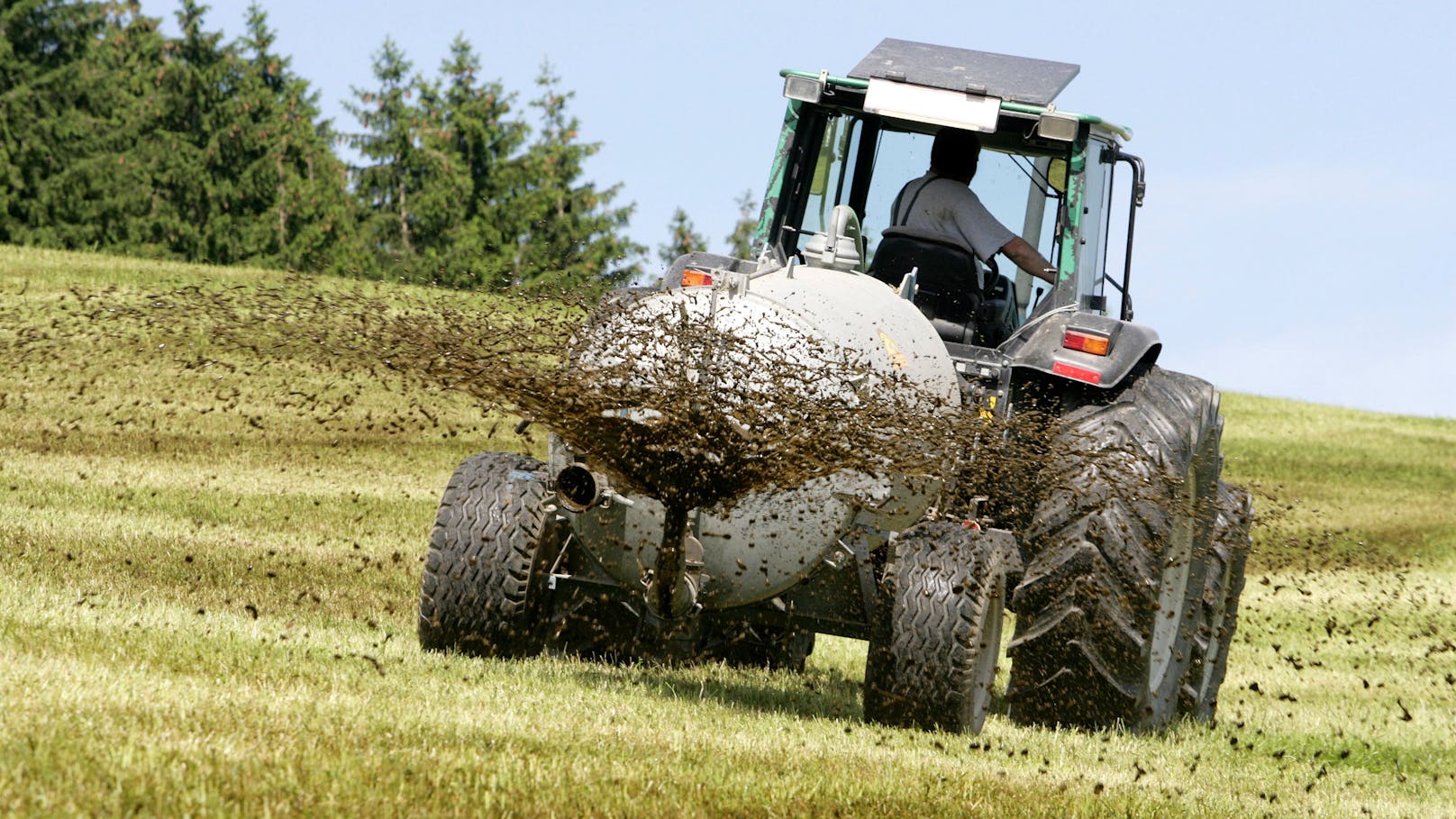 In Innerschwand am Mondsee geriet ein Traktor ins Rutschen und stieß gegen Bäume&nbsp;(Symbolbild).